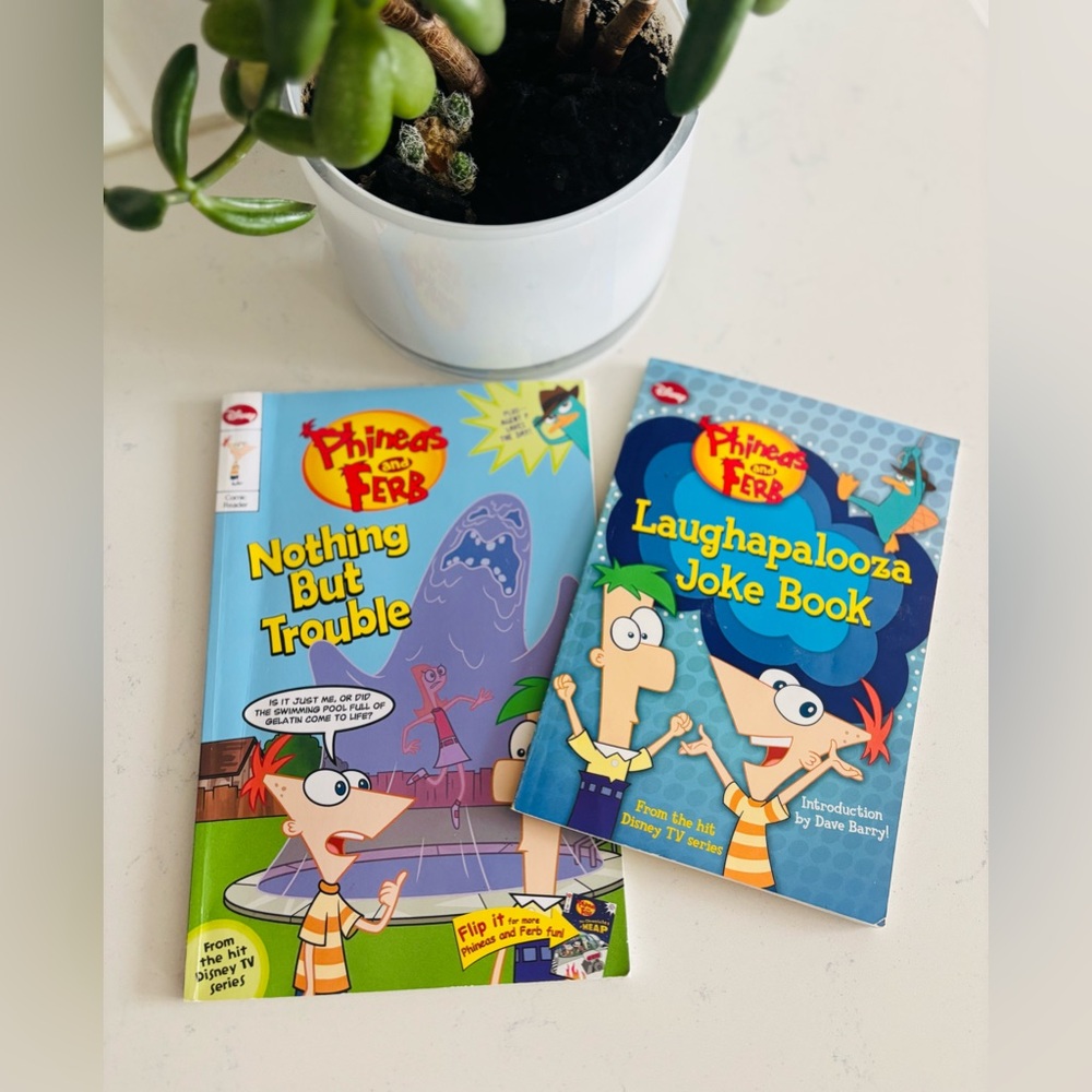 Phineas & Ferb Graphic Novel & Kids Joke Book Set
